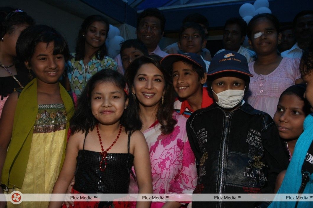 Photos - Madhuri Dixit Nene interacts with Cancer affected children on World Cancer Day | Picture 161844