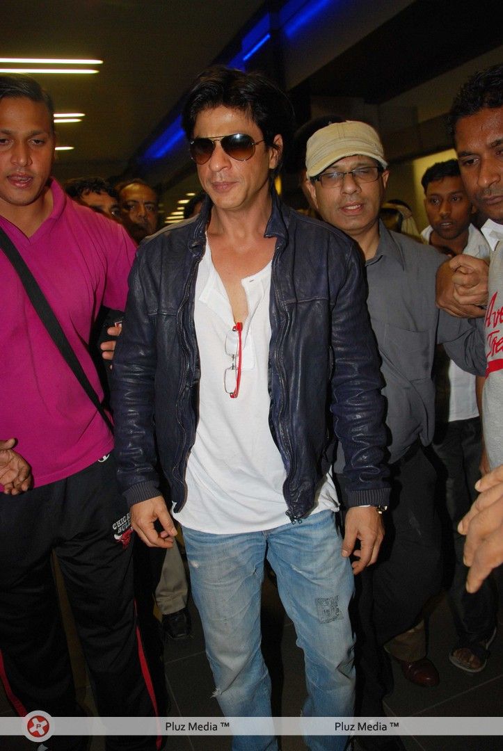 Photos - SRK snapped at Mumbai International Airport | Picture 145086