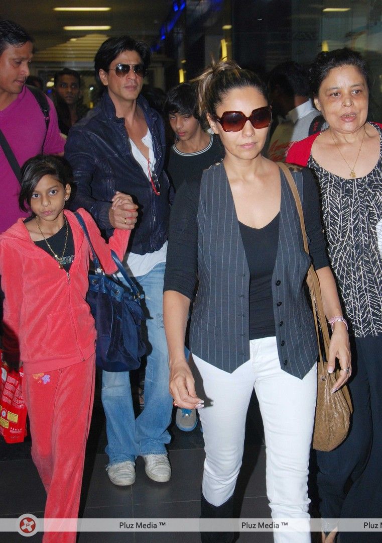Photos - SRK snapped at Mumbai International Airport | Picture 145087