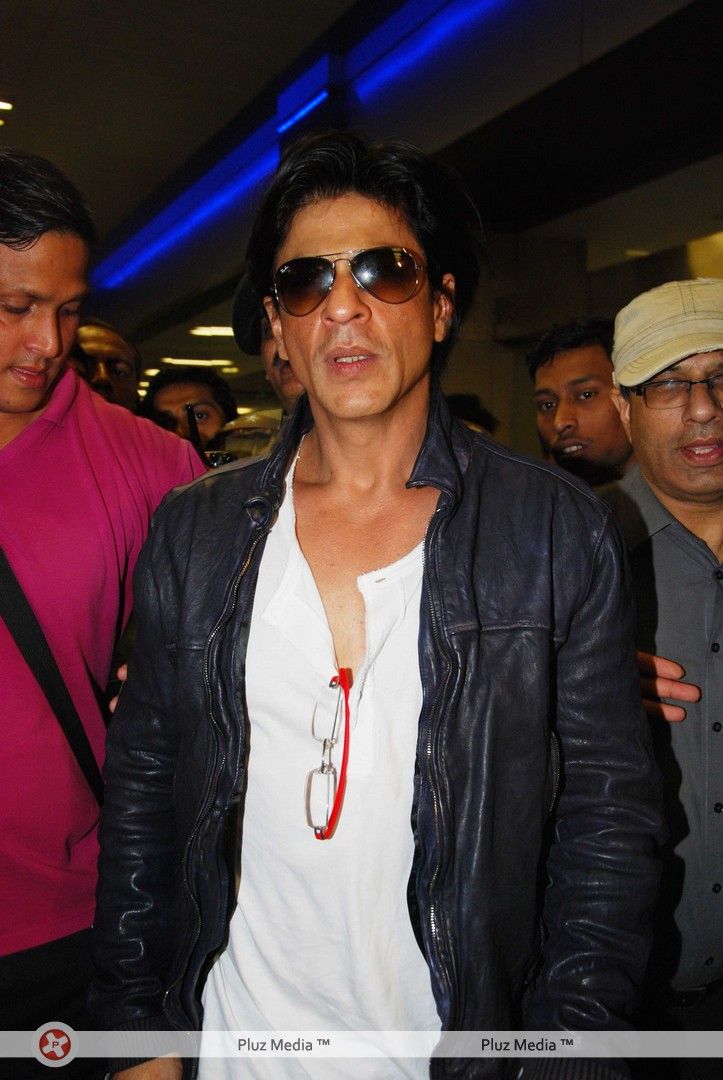 Photos - SRK snapped at Mumbai International Airport | Picture 145090