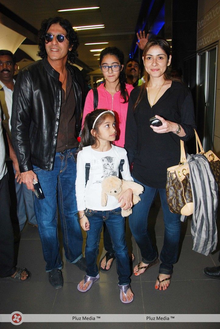 Photos - SRK snapped at Mumbai International Airport | Picture 145093