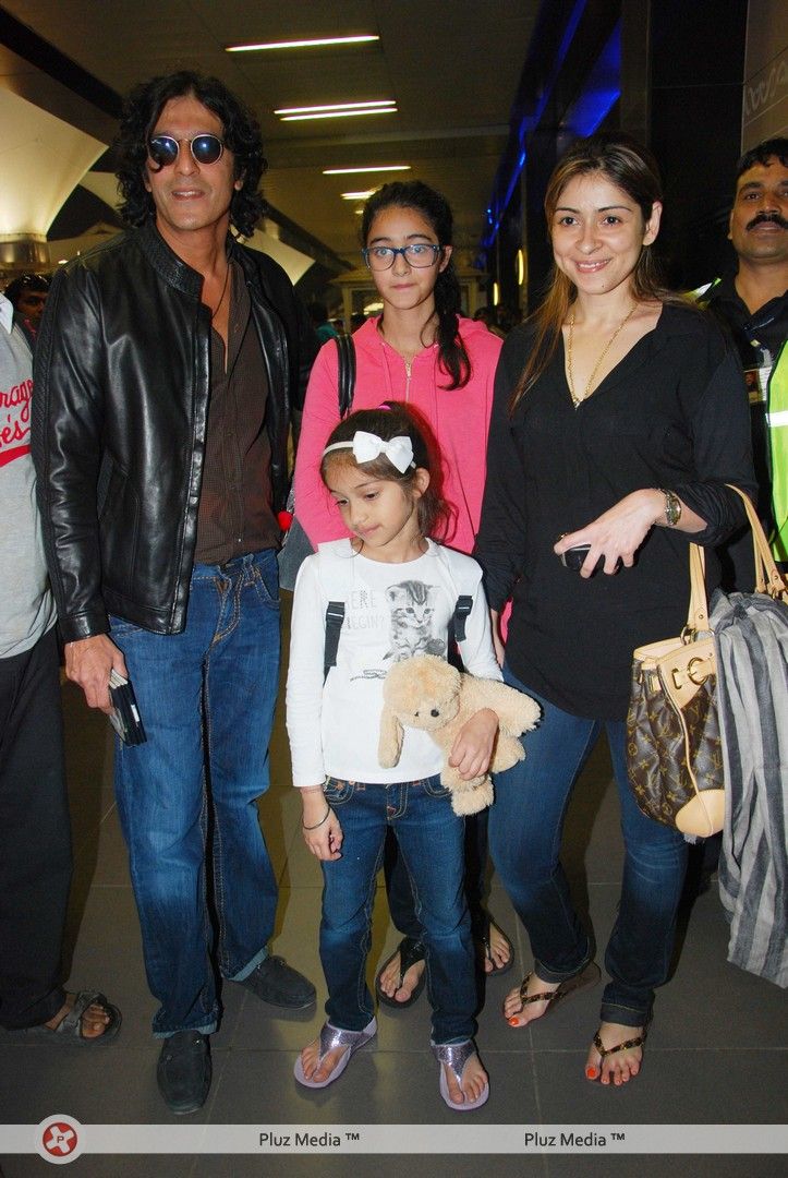 Photos - SRK snapped at Mumbai International Airport | Picture 145094