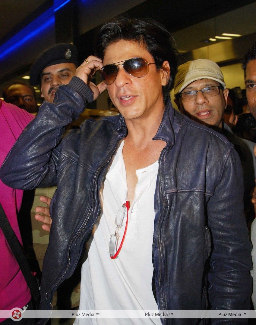 Photos - SRK snapped at Mumbai International Airport | Picture 145096