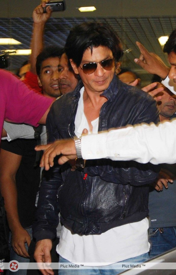 Photos - SRK snapped at Mumbai International Airport | Picture 145097