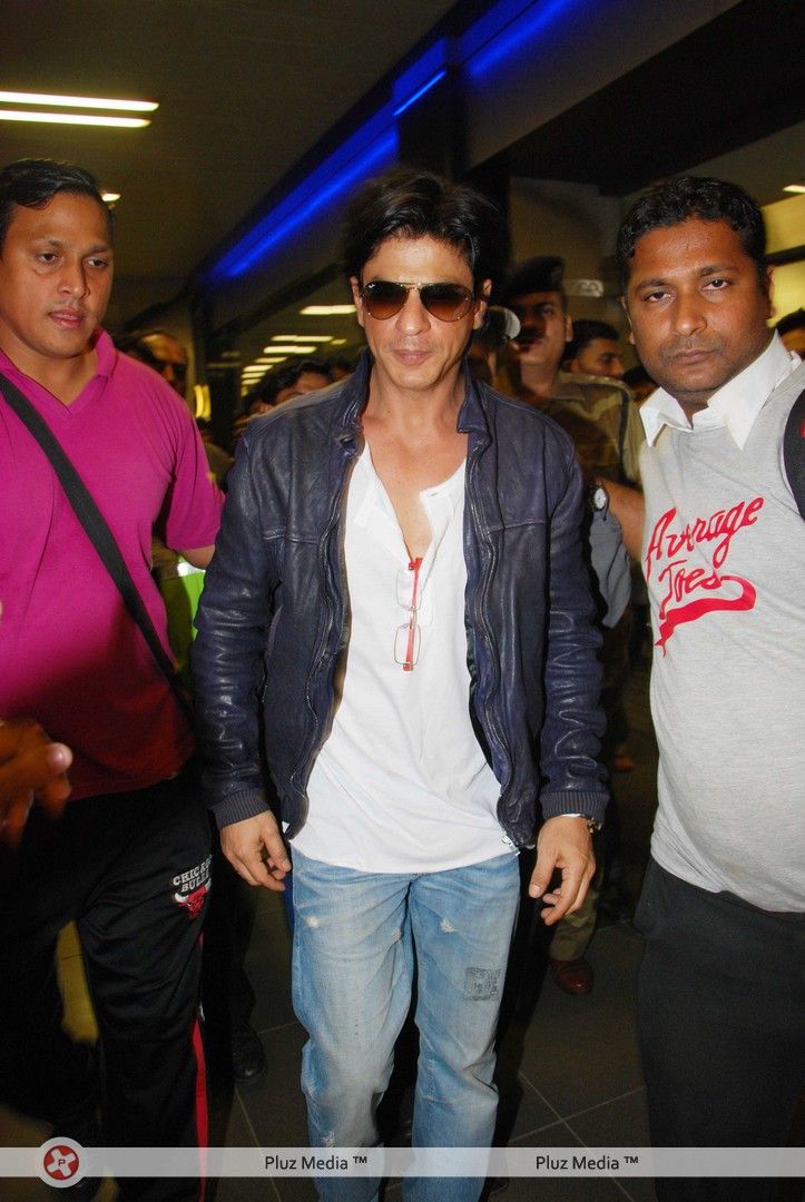 Photos - SRK snapped at Mumbai International Airport | Picture 145099