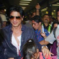 Photos - SRK snapped at Mumbai International Airport | Picture 145098
