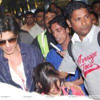 Photos - SRK snapped at Mumbai International Airport