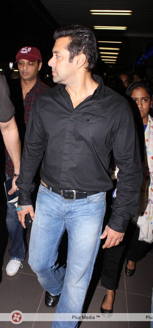 Photos - Salman Khan snapped at Mumbai International Airport | Picture 145077