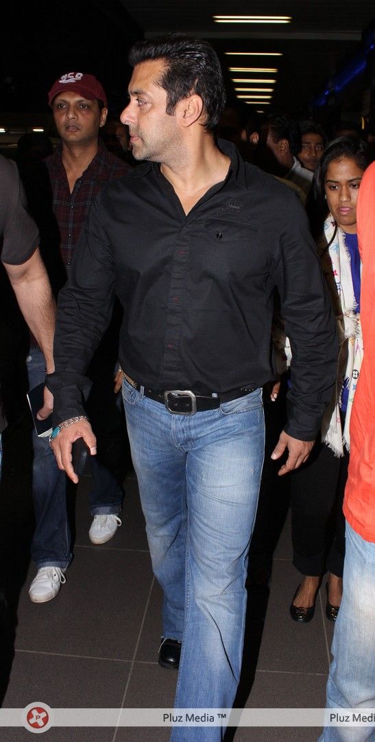 Photos - Salman Khan snapped at Mumbai International Airport | Picture 145080