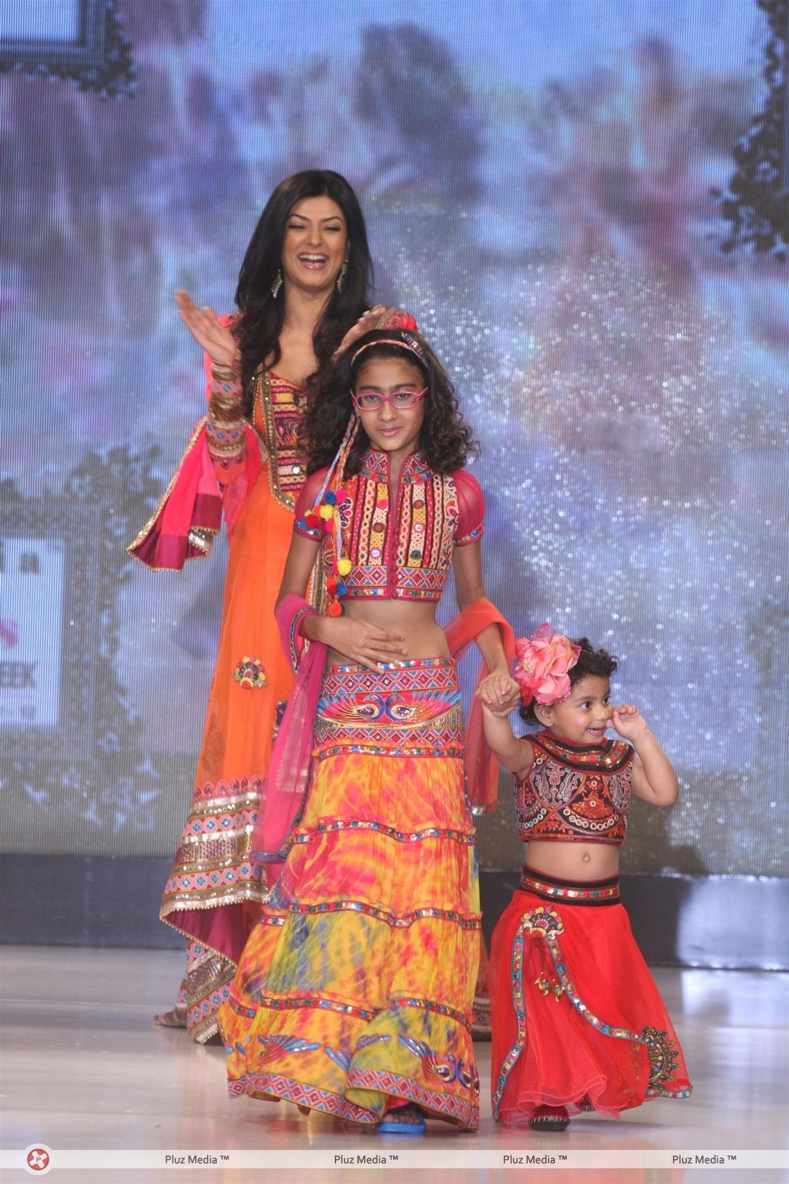Photos - Sushmita Sen walks the ramp at the India Kids Fashion Week 2012 Grand Finale | Picture 152418