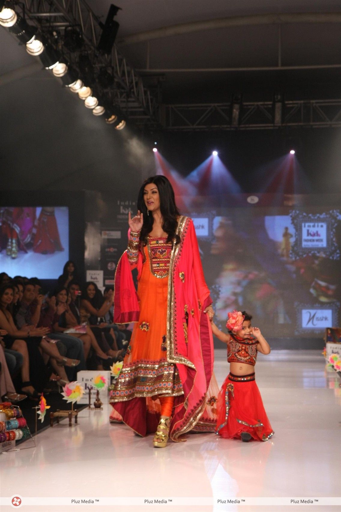 Susmitha Sen - Photos - Sushmita Sen walks the ramp at the India Kids Fashion Week 2012 Grand Finale | Picture 152422