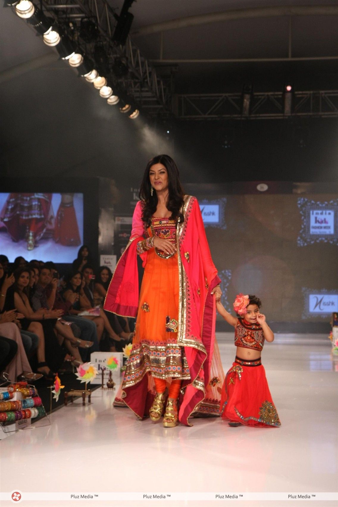 Susmitha Sen - Photos - Sushmita Sen walks the ramp at the India Kids Fashion Week 2012 Grand Finale | Picture 152427