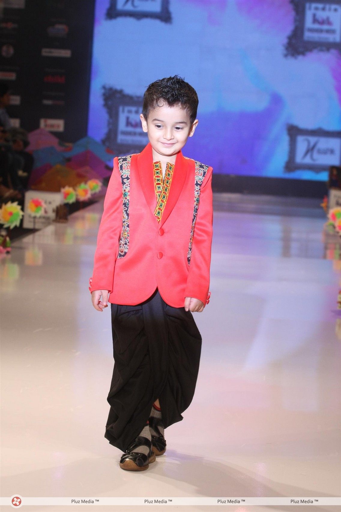 Photos - Sushmita Sen walks the ramp at the India Kids Fashion Week 2012 Grand Finale | Picture 152437
