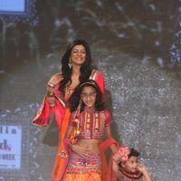 Photos - Sushmita Sen walks the ramp at the India Kids Fashion Week 2012 Grand Finale | Picture 152423