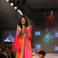 Photos - Sushmita Sen walks the ramp at the India Kids Fashion Week 2012 Grand Finale | Picture 152430