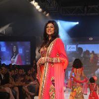 Photos - Sushmita Sen walks the ramp at the India Kids Fashion Week 2012 Grand Finale | Picture 152434