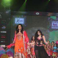 Photos - Sushmita Sen walks the ramp at the India Kids Fashion Week 2012 Grand Finale | Picture 152436