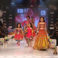 Photos - Sushmita Sen walks the ramp at the India Kids Fashion Week 2012 Grand Finale | Picture 152445