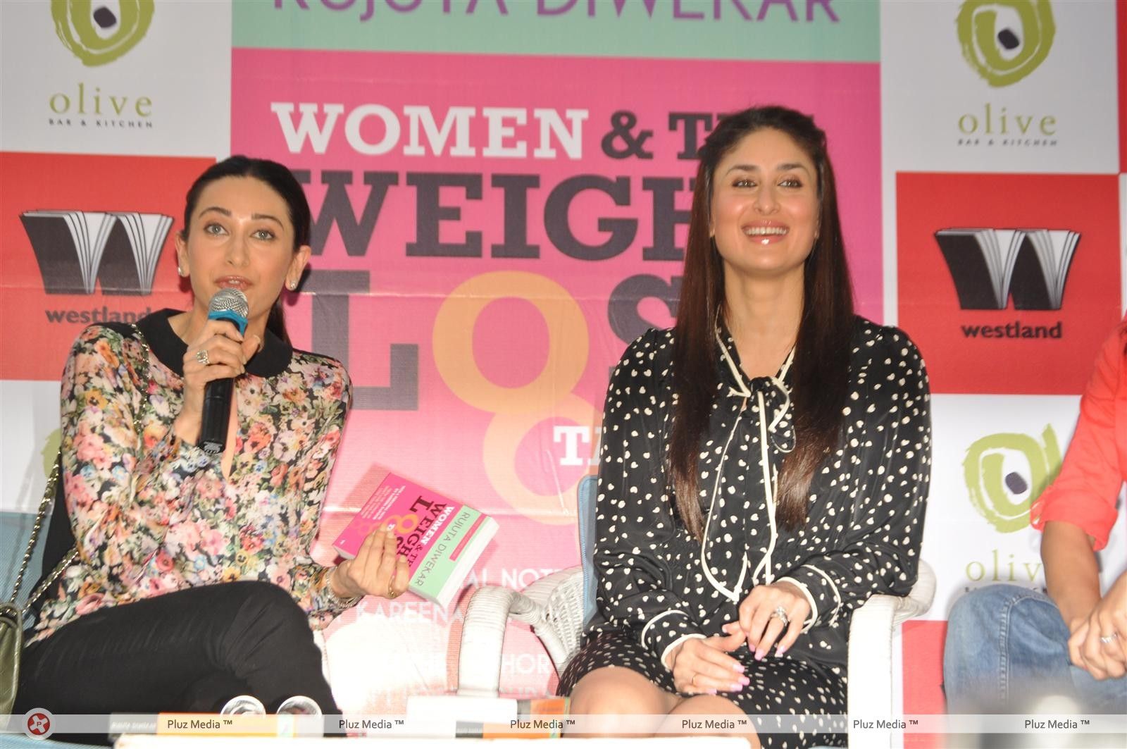  Kareena Kapoor & Karisma Kapoor launch the book 'Women & the Weight Loss Tamasha | Picture 153195