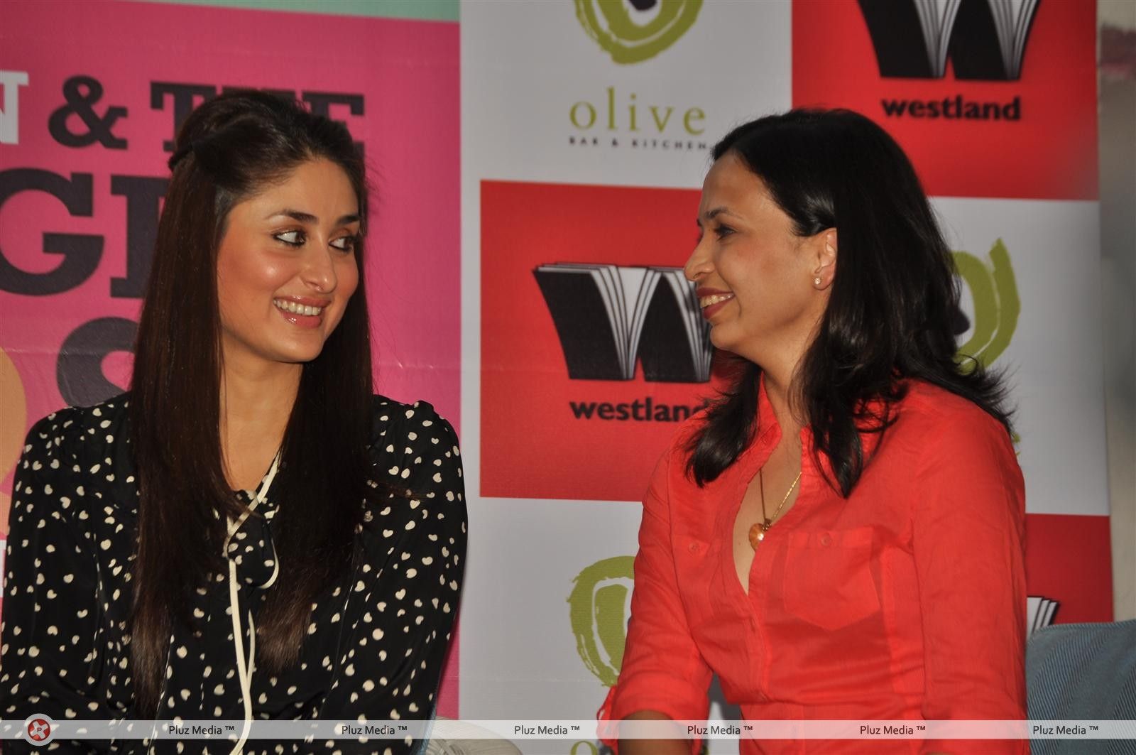  Kareena Kapoor & Karisma Kapoor launch the book 'Women & the Weight Loss Tamasha | Picture 153202