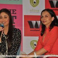  Kareena Kapoor & Karisma Kapoor launch the book 'Women & the Weight Loss Tamasha | Picture 153185
