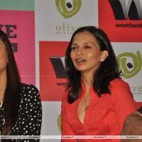  Kareena Kapoor & Karisma Kapoor launch the book 'Women & the Weight Loss Tamasha | Picture 153196