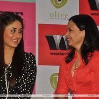  Kareena Kapoor & Karisma Kapoor launch the book 'Women & the Weight Loss Tamasha
