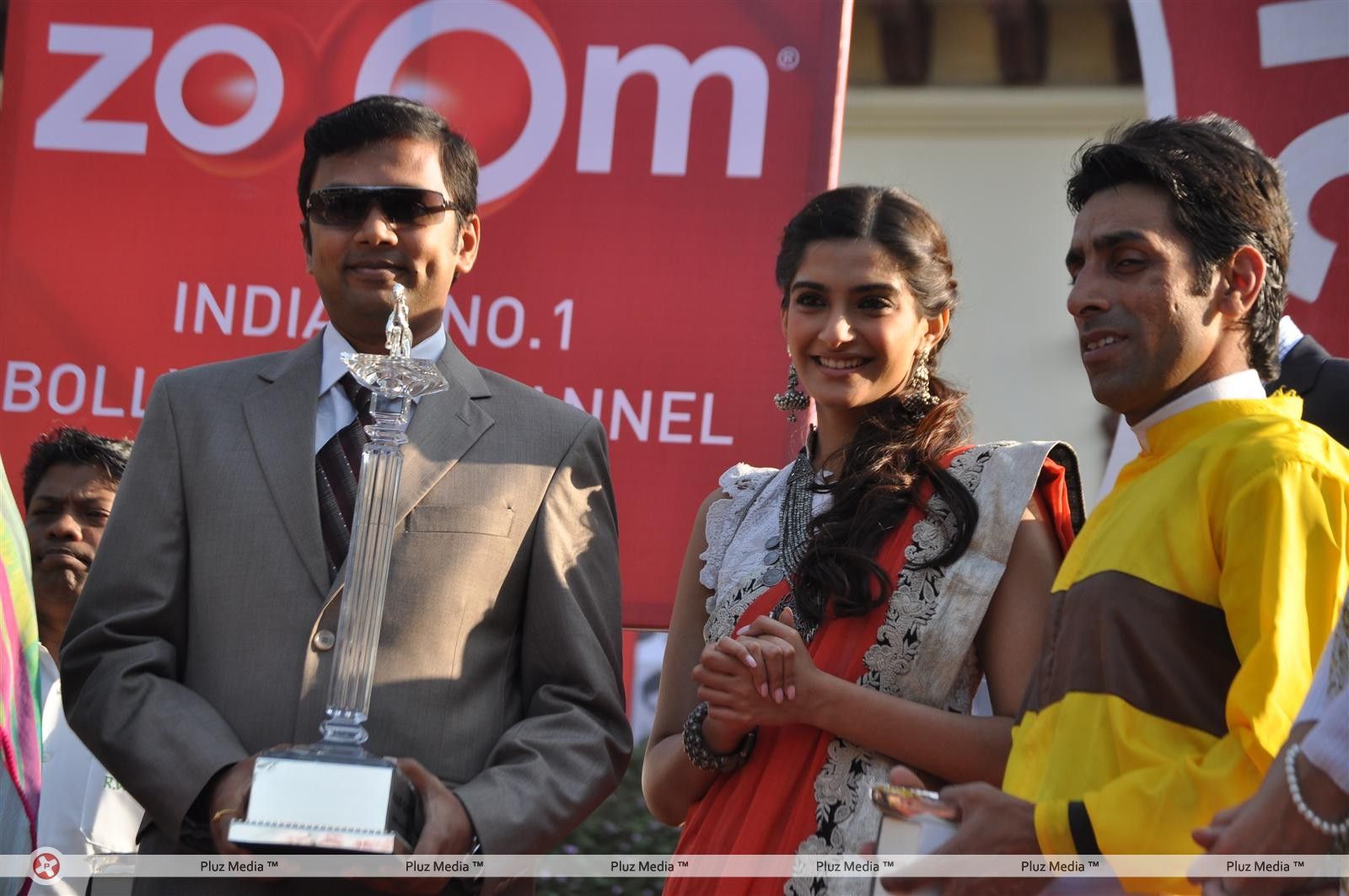 Photos - Sonam Kapoor at The Hello Classic Race at Mahalaxmi Race Course | Picture 154029