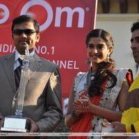 Photos - Sonam Kapoor at The Hello Classic Race at Mahalaxmi Race Course