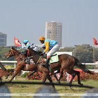 Photos - Sonam Kapoor at The Hello Classic Race at Mahalaxmi Race Course