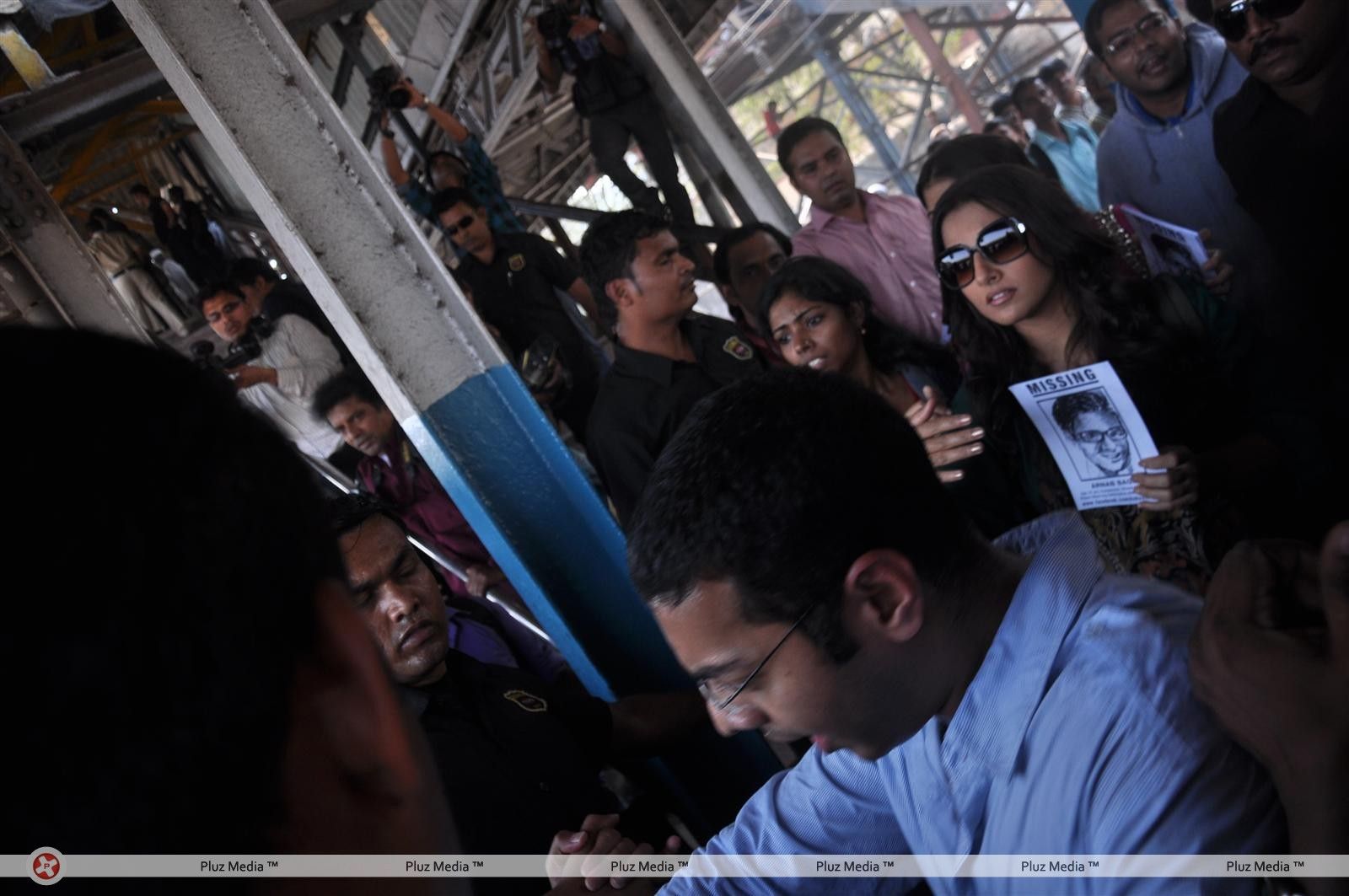 Photos - Vidya Balan promoting her film KAHAANI at Khar Railway Station | Picture 157895