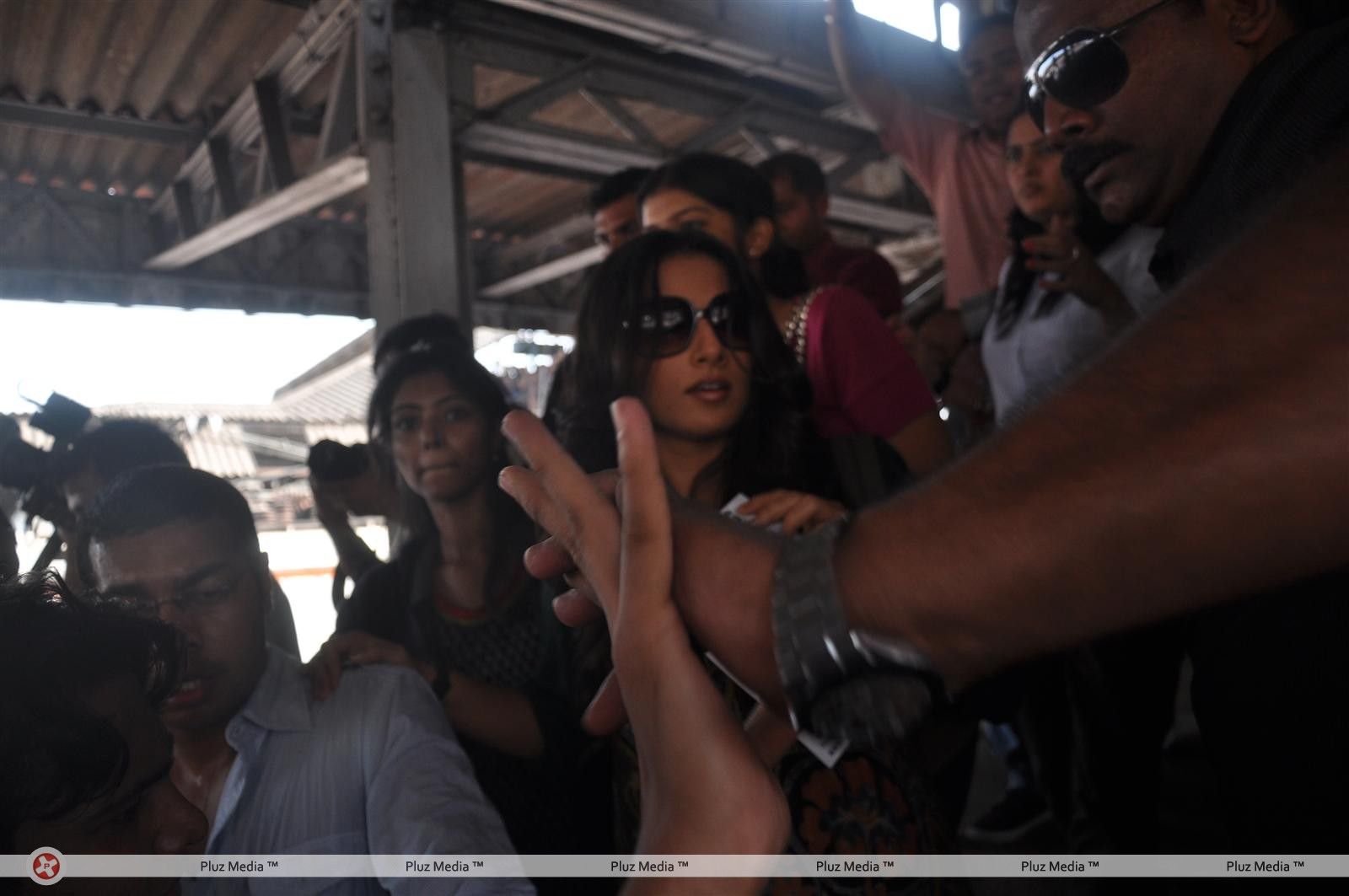 Photos - Vidya Balan promoting her film KAHAANI at Khar Railway Station | Picture 157898