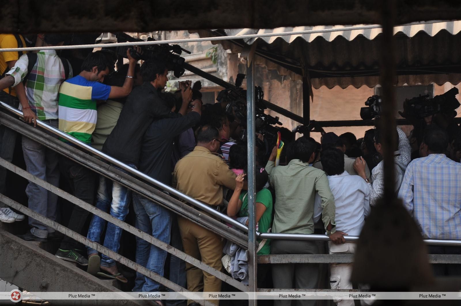 Photos - Vidya Balan promoting her film KAHAANI at Khar Railway Station | Picture 157903