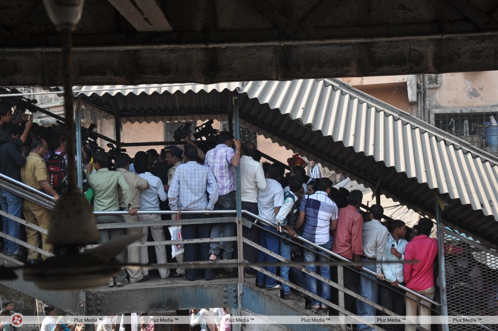 Photos - Vidya Balan promoting her film KAHAANI at Khar Railway Station | Picture 157924
