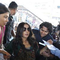 Photos - Vidya Balan promoting her film KAHAANI at Khar Railway Station | Picture 157894