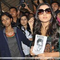 Photos - Vidya Balan promoting her film KAHAANI at Khar Railway Station | Picture 157904