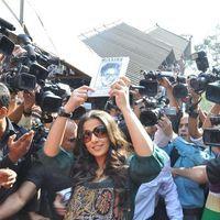 Photos - Vidya Balan promoting her film KAHAANI at Khar Railway Station | Picture 157909
