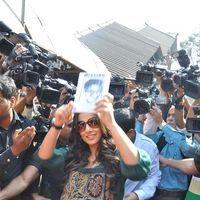 Photos - Vidya Balan promoting her film KAHAANI at Khar Railway Station | Picture 157910