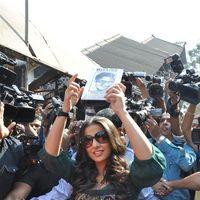 Photos - Vidya Balan promoting her film KAHAANI at Khar Railway Station | Picture 157919