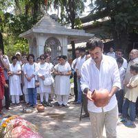 Aamir at Rajkumar Hirani's father funeral - Photos | Picture 207116