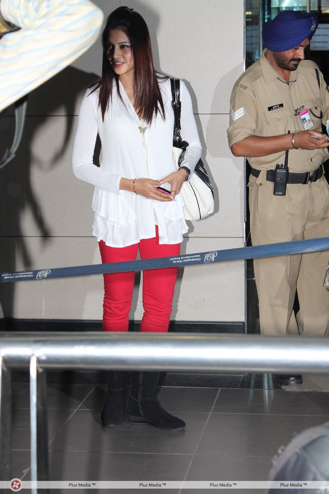 Bipasha Basu - Bollywood stars at International Airport leave for IIFA - Photos | Picture 207582