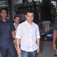 Aamir Khan - Celebs at Rajkumar Hirani's father's prayer meet - Photos