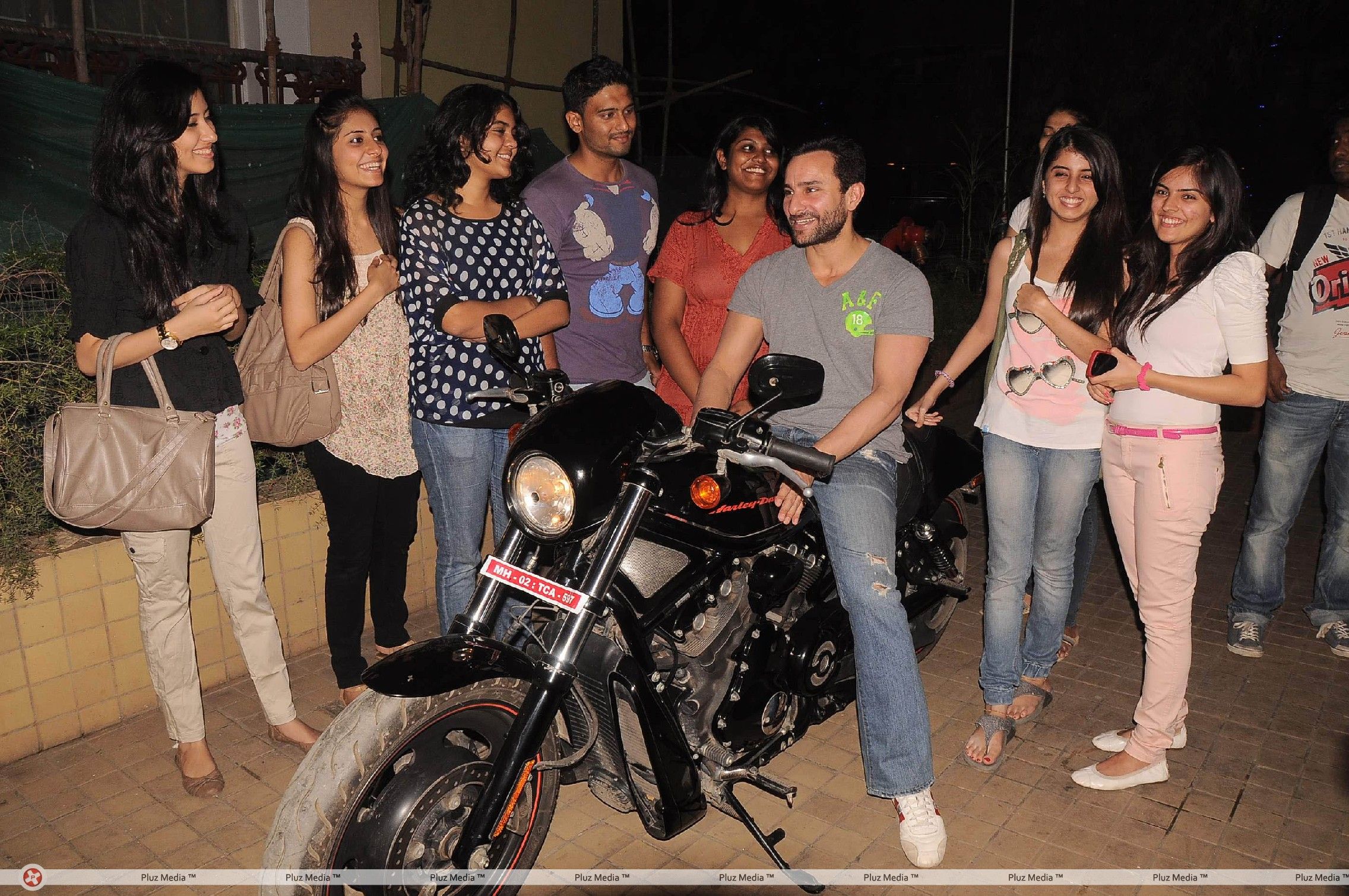 Saif Ali Khan takes a bike ride to promote Agent Vinod - Photos | Picture 181222