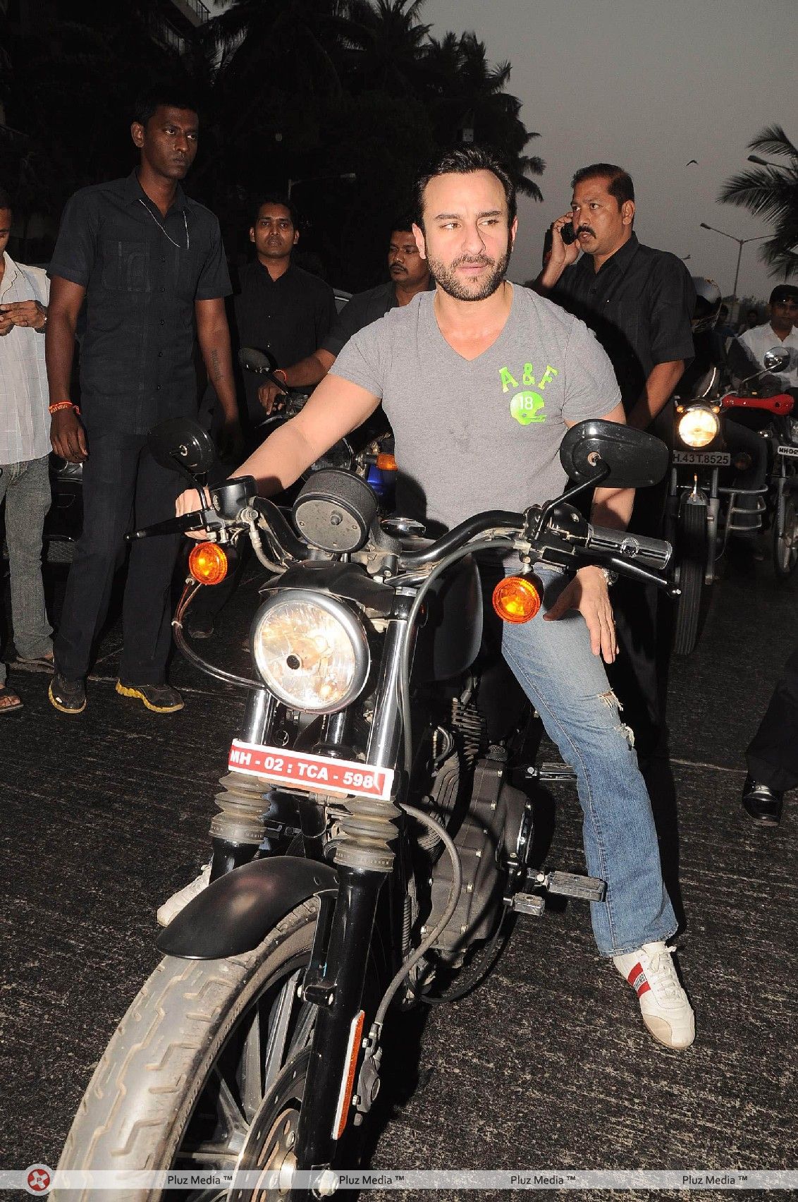 Saif Ali Khan takes a bike ride to promote Agent Vinod - Photos | Picture 181223