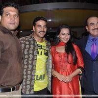 Akshay Kumar and Sonakshi Sinha on the sets of CID to promote Rowdy Rathore - Photos