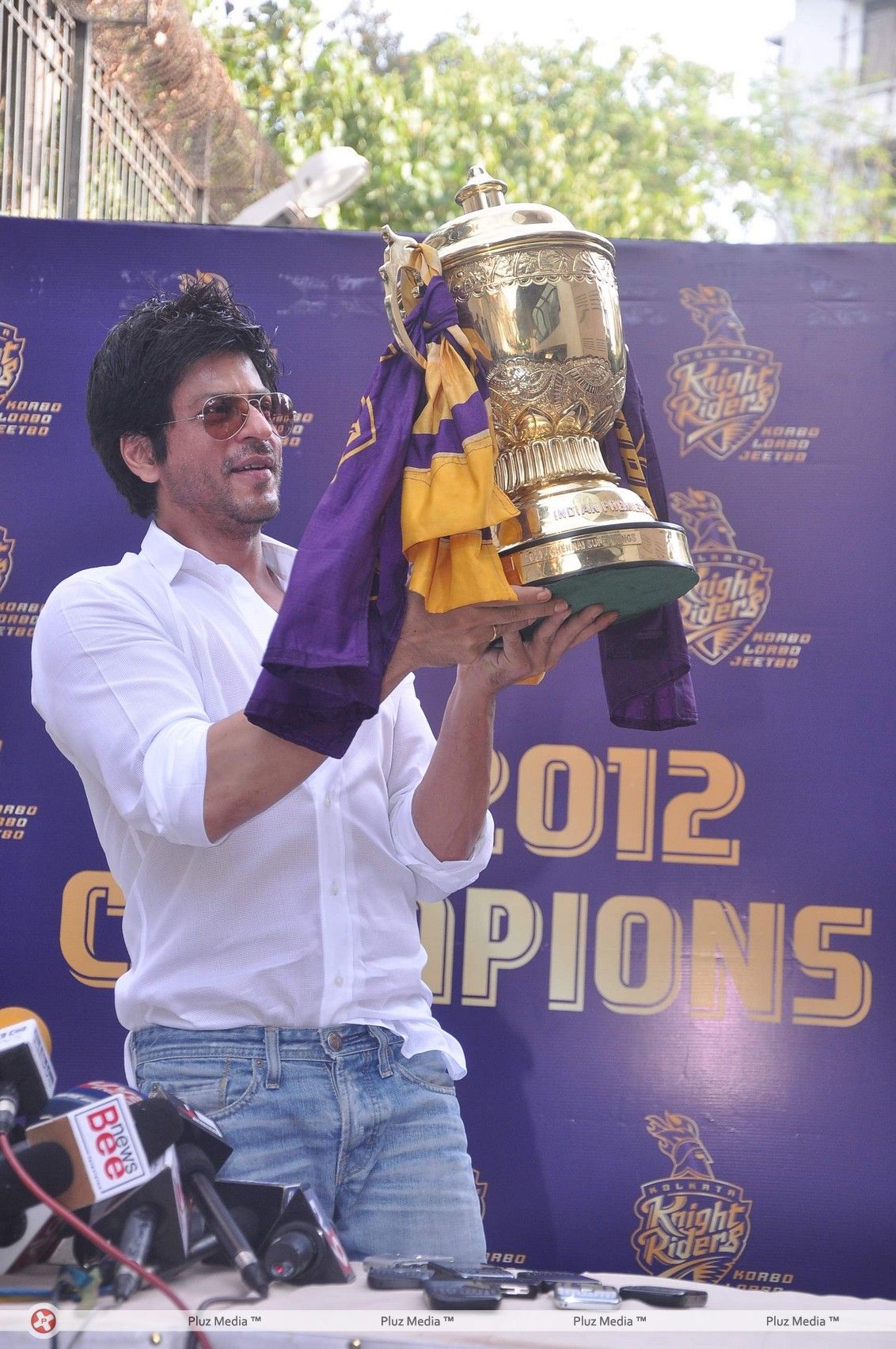 Shahrukh Khan showcases KKR's IPL trophy - Photos | Picture 204727