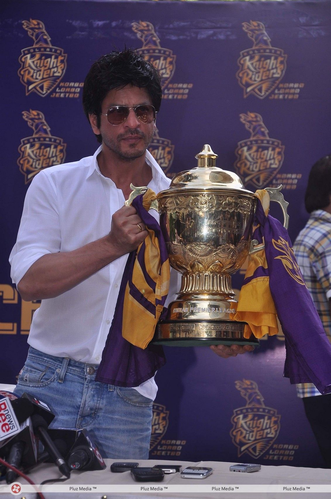 Shahrukh Khan showcases KKR's IPL trophy - Photos | Picture 204730