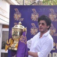 Shahrukh Khan showcases KKR's IPL trophy - Photos | Picture 204726