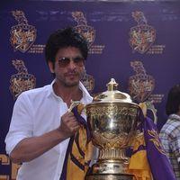 Shahrukh Khan showcases KKR's IPL trophy - Photos | Picture 204730