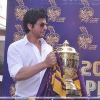 Shahrukh Khan showcases KKR's IPL trophy - Photos